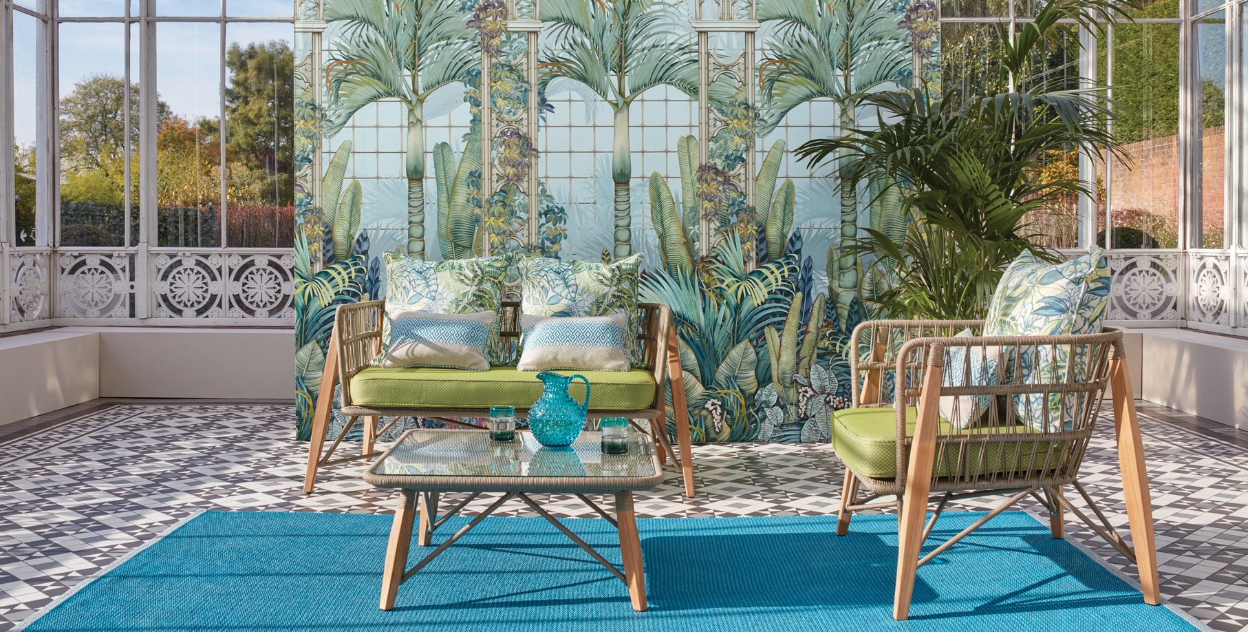 Plantas decorativas numa divisão luminosa com mobiliário H&P